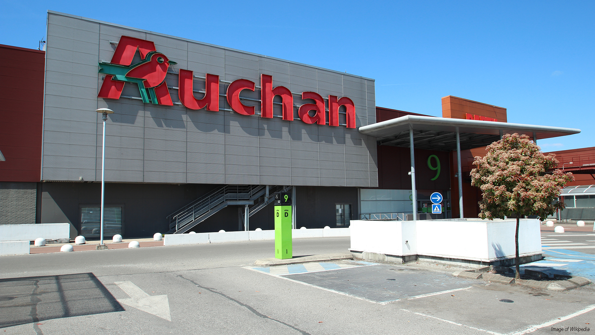Francia, Auchan verso una svolta nel franchising: 300 supermercati diventano Intermarché e Netto